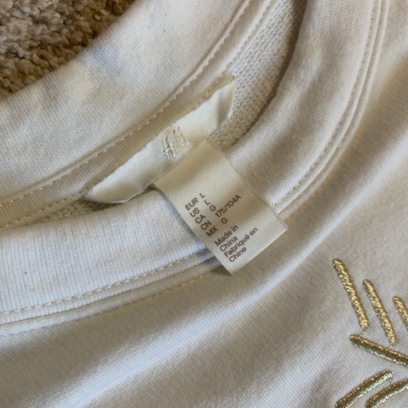 H&M Valentine Heart White Crewneck Sweatshirt - Picture 3 of 3